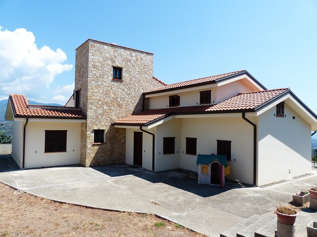 Panoramaudsigt eller praktiske problemer? Livet i villa på kuperet grund
